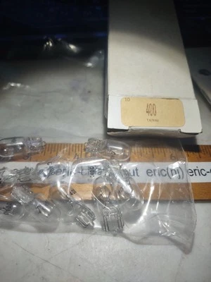 400 Miniature Light Bulb 28v  wedge base T3.25 box of 10 - Image 1 of 4