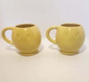 Juego de dos (2) tazas de cerámica sonriente vintage cara en blanco sin marcar - Imagen 1 de 8