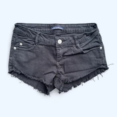 Pantalones cortos de mezclilla con dobladillo deshilachado cortado Brandy Melville en negro Foto 1 de 4
