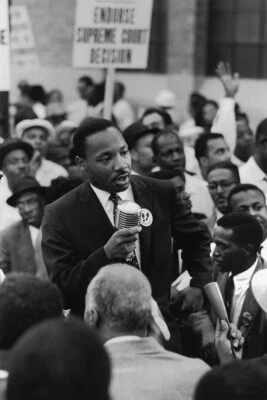 Impresión de arte de pared decoración Dr. Martin Luther King Jr saludando a la multitud - PÓSTER 20x30 Foto 1 de 4