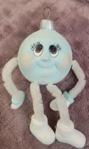 Bola de nieve antropomórfica de colección Noggins bola de nieve verde azulado adorno de Navidad cerámica - Imagen 1 de 4