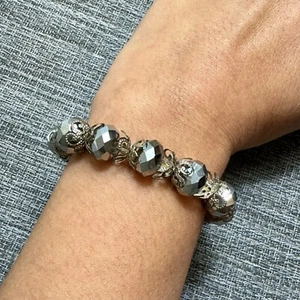 SILBERFARBENES STRETCH ELASTISCHES GRAUES PERLEN ARMBAND SCHMUCK - Bild 1 von 3