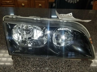 2002 Volvo S40 Right Headlamp with Black Bezel - Image 1 of 2