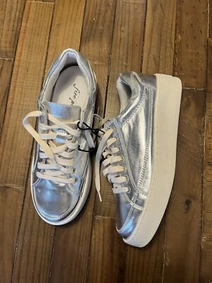 Tênis Free People Letterman prata metálica tamanho 38 EUA 8 - Imagem 1 de 4