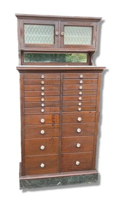 Antiguo gabinete dental de nogal - 22 cajones, perillas de cristal, espejo, base de mármol Foto 1 de 4