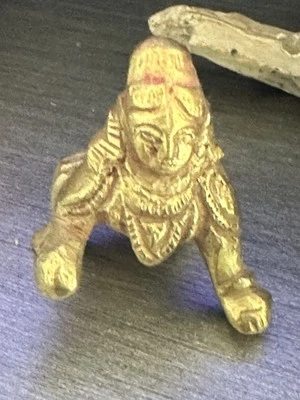 Estatueta antiga indiana dourada de bronze - Krishna Stealing Butter - Estate BR - Imagem 1 de 4