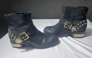 Vince Camuto Windetta Damen-Motorradstiefel mit goldenen Nieten – schwarz – Größe 8 - Bild 1 von 11
