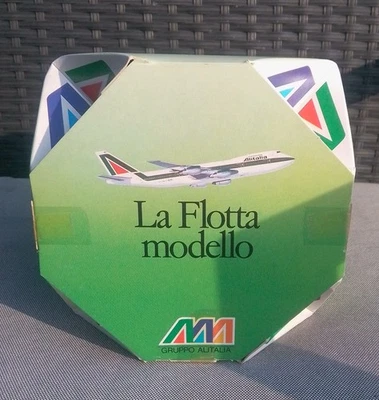 Alitalia: la flotta modello- 1947-1987. 8 modelli aereo metallo 1:600. Vedi foto - Immagine 1 di 4