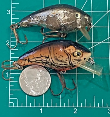 LOTE 2 señuelos de pesca vintage Tom Mann’s Baby 1-menos Crankbaits con estampado en D de colección Foto 1 de 4