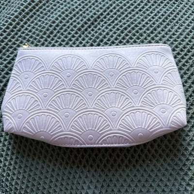 Bolsa de maquillaje de lavanda Estée Lauder bolsa de cosméticos diseño de abanico en relieve cremallera dorada Foto 1 de 3