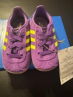 Tenis Adidas Gazelle de gamuza 5K morados y amarillos para niñas Foto 1 de 4