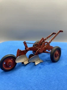 50er Jahre ESKA McCORMICK INTERNATIONAL 2-Boden Traktor Pflug Maßstab 1:16  - Bild 1 von 6