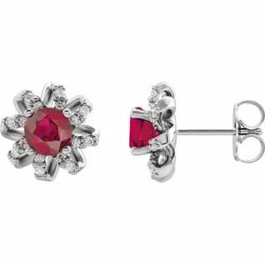 Pendientes estilo halo de diamante rubí y 1/6 CTW en oro blanco de 14 K - Imagen 1 de 2