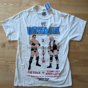 WWE Legends Wrestlemania The Rock vs Stone Cold T-Shirt Sz Medium Cream Tan NEW - Picture 1 of 3