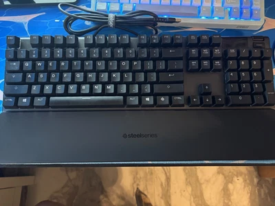 SteelSeries Apex 5 Mechanical Keyboard Clicky Switches LIGHT USAGE - Image 1 of 4