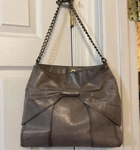 Bolso de Mano HOBO INTERNATIONAL Cuero Arco Mediano con Mango de Cadena de Latón Gris - Imagen 1 de 13