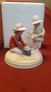 AVON JESSIE WILLCOX SMITH PORCELAIN FIGURINE FOURTH OF JULY 1986 - Picture 1 of 9