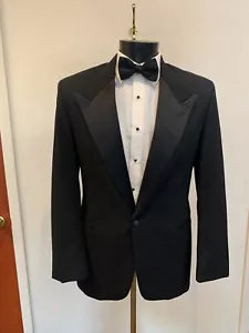 CAPPOTTO SMOKING NERO MILANO by Raffinati un bottone con risvolti pieni Satin Peak - Foto 1 di 4