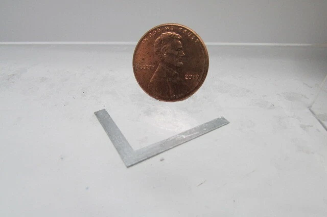 Herramienta cuadrada de metal en miniatura para casa de muñecas ISL0112 Foto 1 de 1