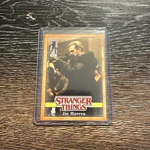 2019 Topps Stranger Things capovolto Jim Hopper arancione 95/99 - Foto 1 di 4