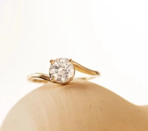 Anillo de compromiso de derivación de oro amarillo sólido de 10 quilates de moissanita de corte redondo mínimo de 0,84 quilates - Imagen 1 de 9