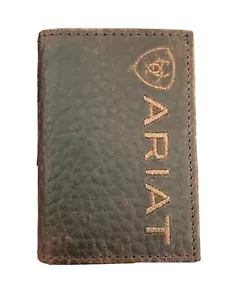 ARIAT Portafoglio Uomo Marrone Rowdy Bull Hide Trifold Verticale Logo Ricamato - Foto 1 di 2
