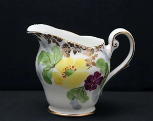 Crema china de hueso vintage con adornos dorados y flores. Inglaterra - Imagen 1 de 7