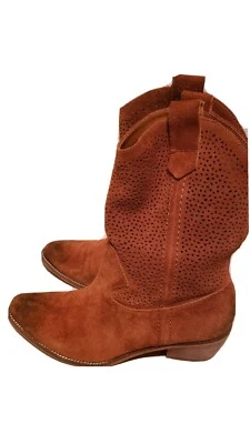 BCBG Generation Brown Suede Perforated High Ankle Fashion Boots Size 8 B Foto 1 de 4