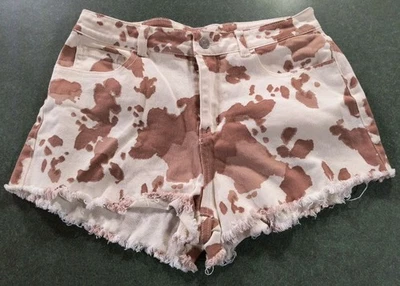 Pantalones Cortos Altar'd State Medianos Marfil y Marrón Estampado de Vaca con Flecos Foto 1 de 4