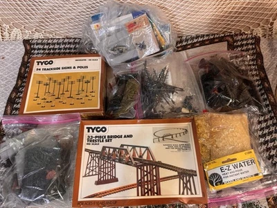 Lote de artículos surtidos de detalles de diseño a escala HO - PECO, TYCO, árboles y otros Foto 1 de 4