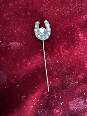 Bonito pin de solapa. Vintage. Forma de zapato de caballo. Piedras facetarias  Foto 1 de 3