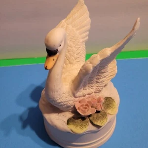 Ceramic SWAN LAKE” GOOD CONDITION musical very sweet - Picture 1 of 19