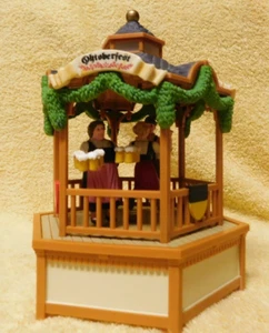 1986 Enesco Small World Of Music "Oktoberfest Pavillon" spielt (Bierfass Polka) - Bild 1 von 8