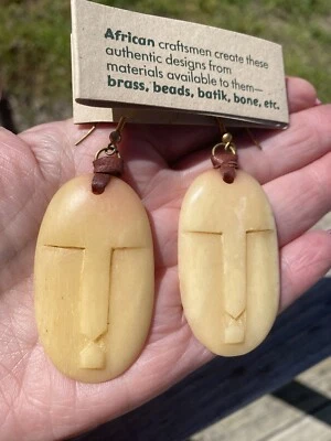 Pendientes étnicos africanos kenianos hechos a mano faciales figura latón batik blanco Foto 1 de 4