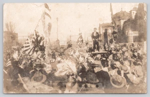 Postal RPPC Manifestación Política Hombres en Fedoras Agitando Banderas del Sol Naciente Japón Primera Guerra Mundial - Imagen 1 de 8