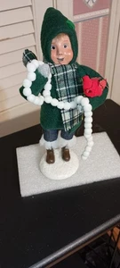 BYERS CHOICE CAROLER -2022 BOY WITH CARDINALS-10"H- NEW - Bild 1 von 5