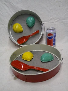 1947 unbenutzter Sandeimer Strandspielzeug Sieb Muscheln Schaufel 2 Sets BLECHSPIELZEUG - Bild 1 von 8