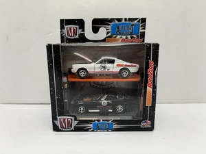 M2 Machines Auto-Lift 2 Pack Auto Zone 1965 Shelby Mustang /66 Corvette 427 Neu - Bild 1 von 15