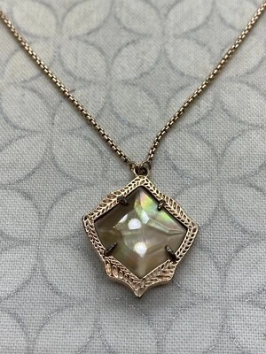 Colar pingente Kendra Scott Kacey tom ouro rosa marrom madrepérola usado - Imagem 1 de 4
