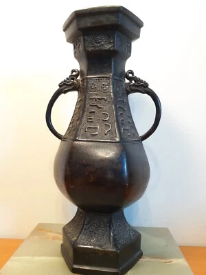 Jarrón antiguo chino de bronce con forma hexagonal arcaica, con mango de cabeza de dragón Foto 1 de 4