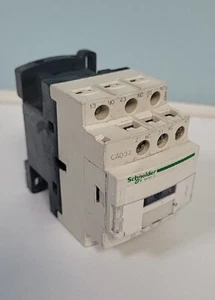 Contactor Schneider Electric CAD32 690v 10a - Imagen 1 de 6