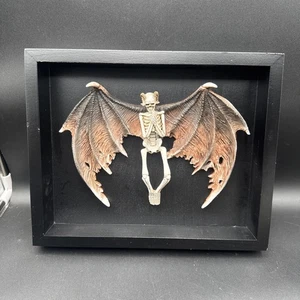 KIKIATA Fledermaus geflügelter Dämon Skelett Kunst 3D Resin Horror Knochen  - Bild 1 von 6