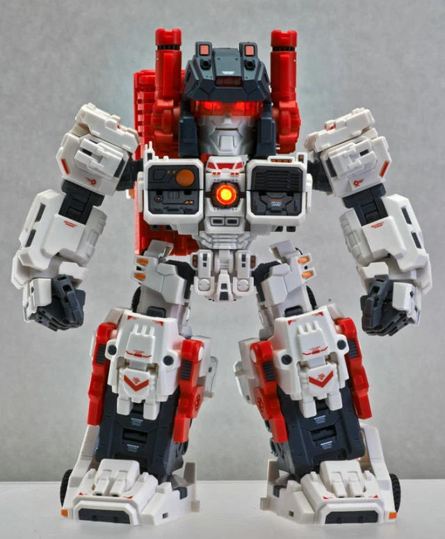 New Q Verison Metroplex Master Made SDT-01 Titan Reissue  Figure In Stock - Image 1 of 4