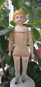 Muñeca con cabeza de porcelana bisque con cuerpo de tela 8,5", niño o niña, antigua de colección  - Imagen 1 de 14