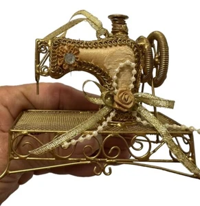 Macchina da cucire vittoriana vecchia moda ornamento natalizio filo oro perline bianche - Foto 1 di 8