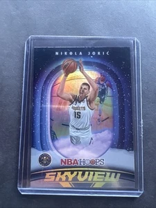 Nikola Jokic 2023-24 Panini NBA Hoops Skyview Nuggets Card #19 mit Top Loader - Bild 1 von 2