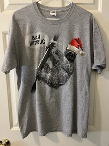 Grey T-Shirt Bah Humbug w/Sloth & Santa Hat - Size L - Picture 1 of 7