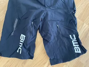 Pantalones cortos de bicicleta BMC Pearl Izumi de lanzamiento acolchado corto XXL negros - Imagen 1 de 6