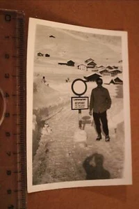 altes Foto - Mann posiert am Schild Lawinengefahr gesperrt  60-70er Jahre - Picture 1 of 3