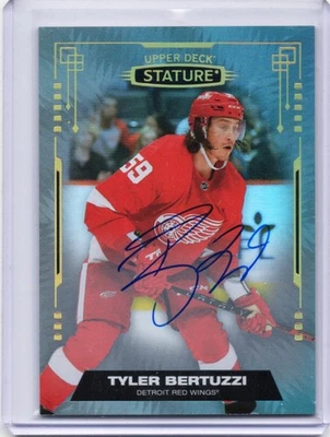 Autógrafos de estatura 2021-22 Upper Deck #93 Tyler Bertuzzi Detroit Red Wings - Imagem 1 de 2